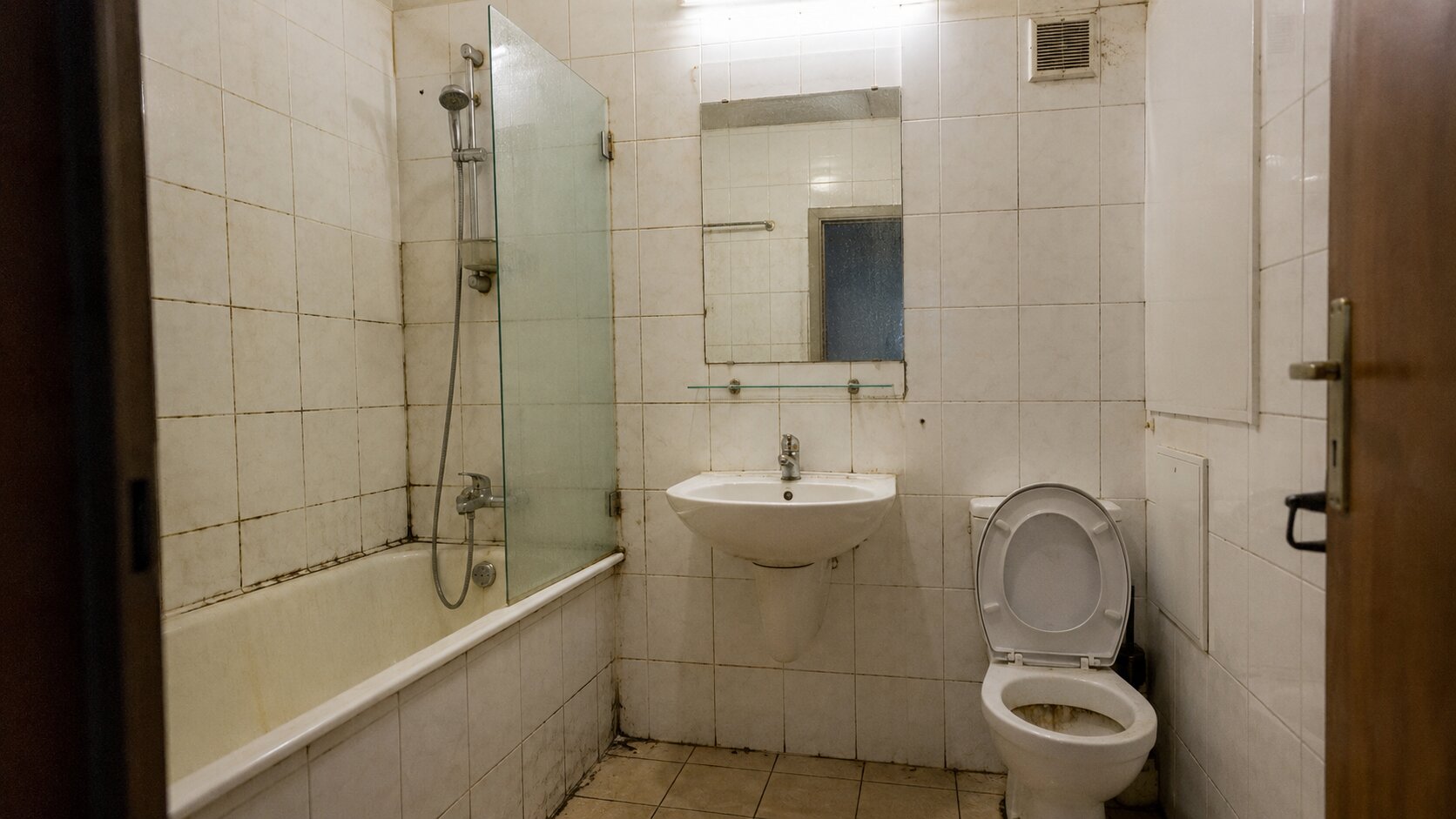 Vannas istaba pirms uzkopsanas